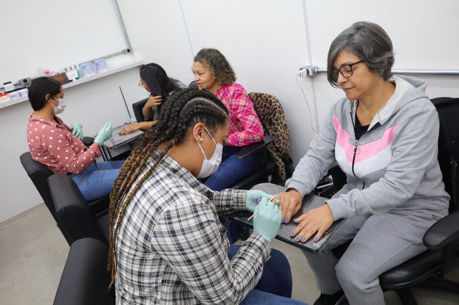 Manicure e pedicure é um dos cursos com vagas disponíveis - Foto: Divulgação - PMM